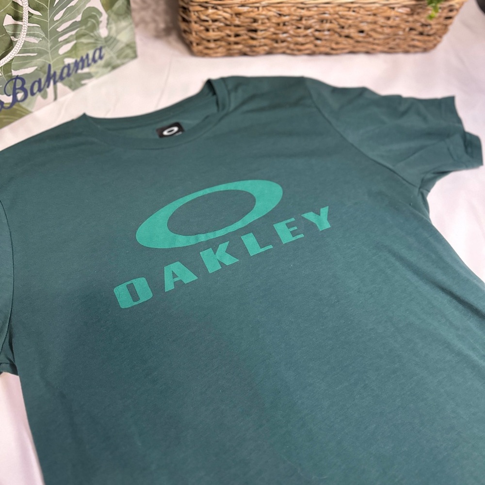 Oakley Green men’s Logo T-Shirt size L, FITS LIKE A MEDIUM